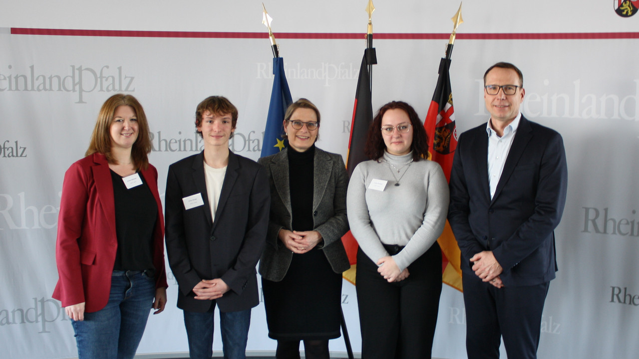 Gruppenbild: Ministerin Hubig und Schülerinnen und Schüler der Konrad-Adenauer Realschule plus