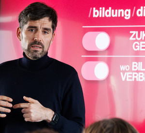 Bildungsminister Sven Teuber spricht über die neue Digitalstrategie.