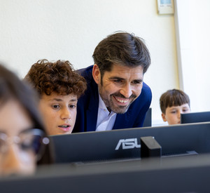 Bildungsminister Sven Teuber beim Besuch im Informatikunterricht der 6. Klasse in der Rheingrafenschule in Wörrstadt.