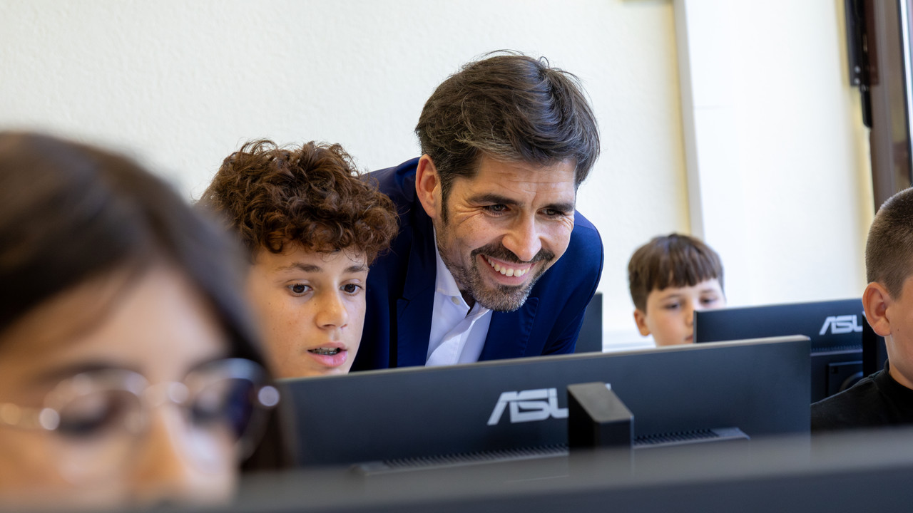 Bildungsminister Sven Teuber beim Besuch im Informatikunterricht der 6. Klasse in der Rheingrafenschule in Wörrstadt.