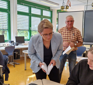 Bildungsministerin Dr. Stefanie Hubig bei einem Besuch an der BBS Westerburg im Jahr 2023.