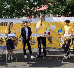Ministerpräsident Alexander Schweitzer mit Bildungsminister Sven Teuber und der Aktion Tagwerk