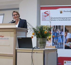Bildungsministerin Dr. Stefanie Hubig bei der Abschlussveranstaltung des Programms S4 in Mainz. 
