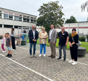 Bildungsstaatssekretärin Bettina Brück zu Besuch bei der Ferienbetreuung der VG Weißenthurm in Kettig. V.l.n.r.: Peter Moskopp, Ortsbürgermeister Kettig, Staatssekretärin Bettina Brück, Bürgermeister der VG Weißenthurm Thomas Przybylla, Jugendpfleger Andreé Garmijn, Teilbereichsleiterin Angela Just