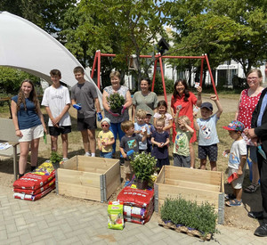 Gruppenfoto: Die Schülerinnen und Schüler die beim Tagewerken geholfen haben, Bildungsstaatsekretärin Bettina Brück, das Kita Team der Kita St.Elisabeth sowie die Kinder der Kita