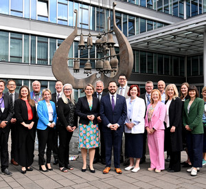 Auf dem Foto ist die kanadische Delegation in Mainz vorm Ministerium für Bildung zu sehen.