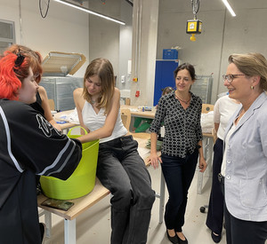 Bildungsministerin Dr. Stefanie Hubig (rechts) beim Rundgang durch das neue Ateliergebäude des Landeskunstgymnasiums in Alzey.