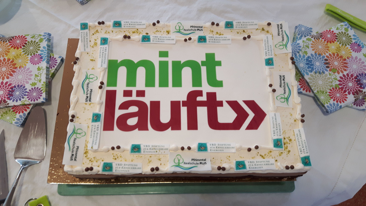 Das Foto zeigt eine Torte mit dem Logo: MINT läuft 