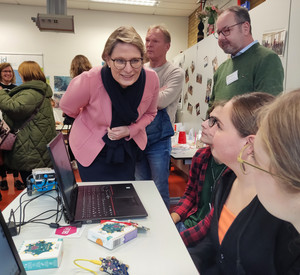Ministerin Hubig spricht mit Schülerinnen.