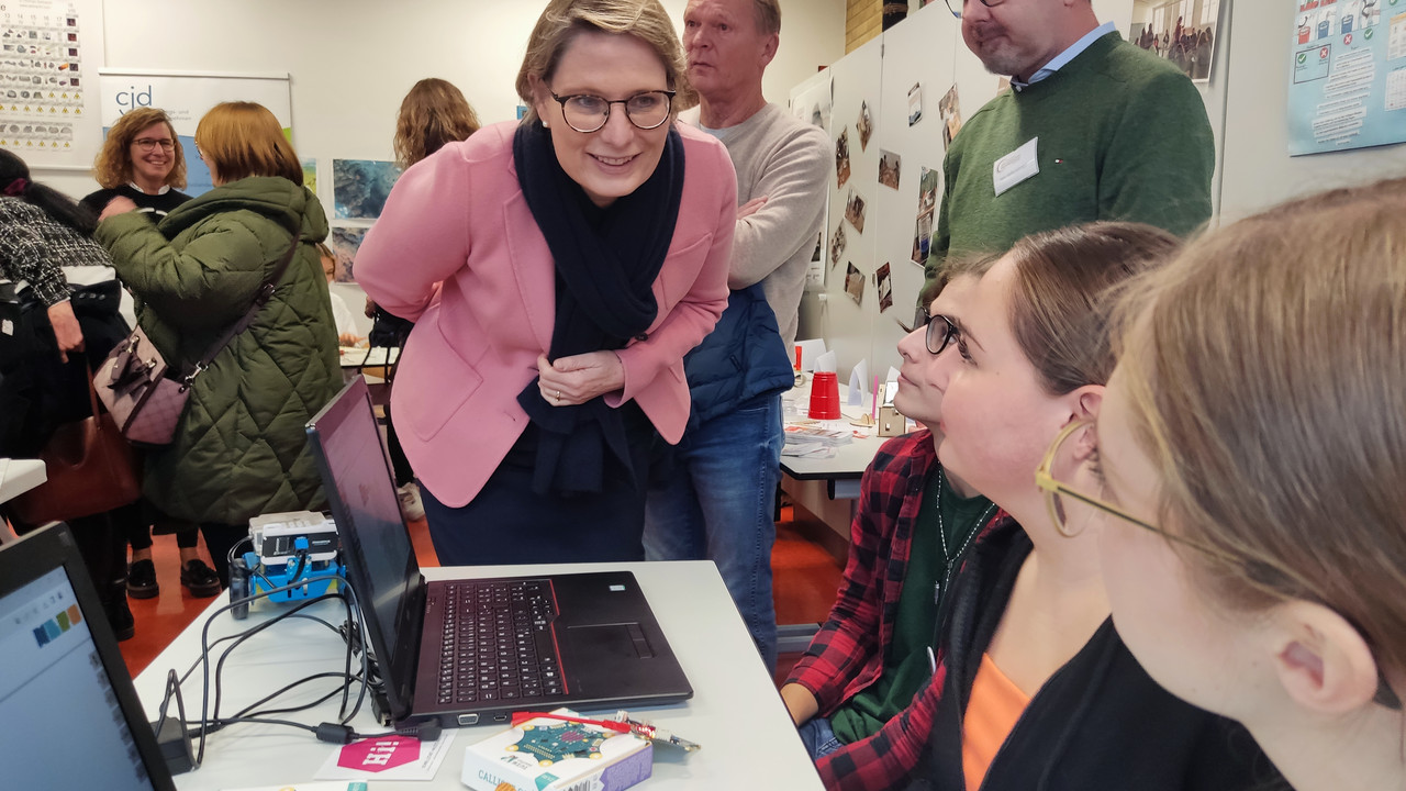 Ministerin Hubig spricht mit Schülerinnen.