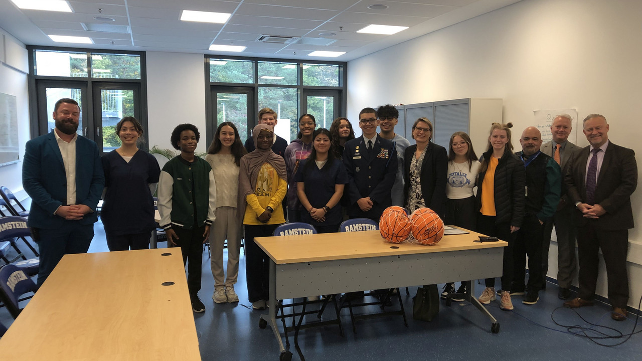 Bildungsministerin Dr. Stefanie Hubig im Kreise von amerikanischen Schülerinnen und Schülern sowie Lehrkräften an der US Hogh School in Ramstein. Foto: Bildungsministerium