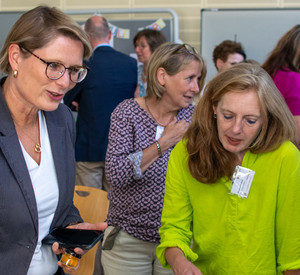 Ministerin Hubig im Gespräch mit Teilnehmenden des Boxenstopps