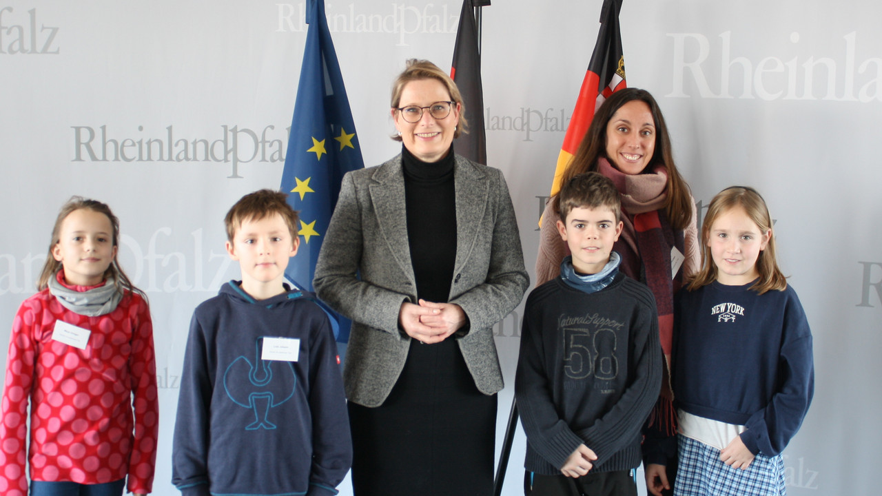 Gruppenbild: Ministerin Hubig und Schülerinnen und Schüler der Keune Grundschule