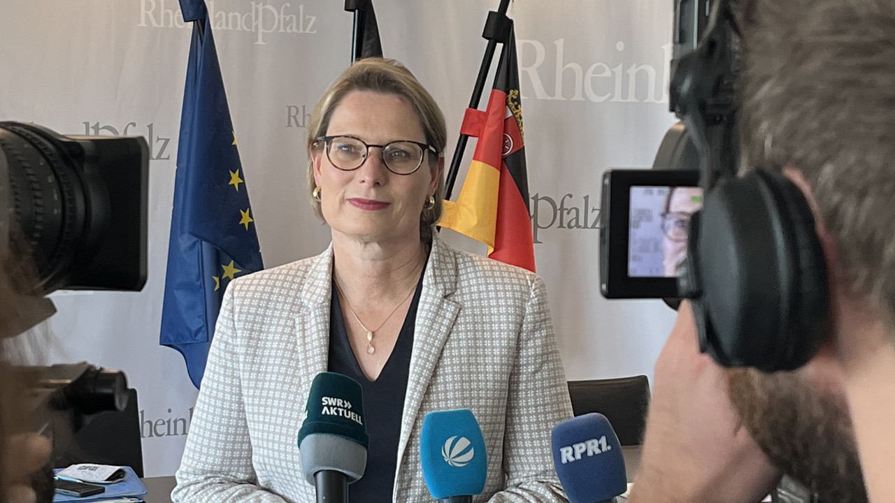 ZU sehen ist Bildungsministerin Hubig, die im Anschluss an die Pressekonferenz O-Töne gibt.