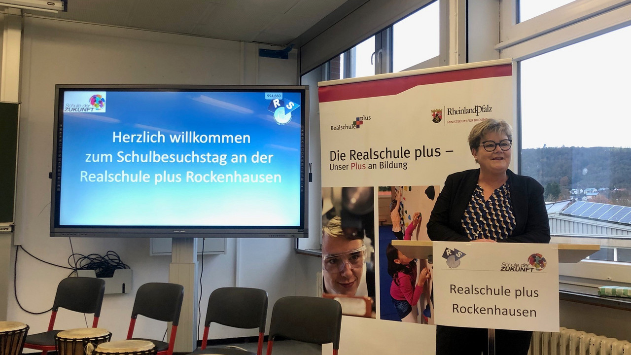 Staatssekretärin Brück hält eine Rede.