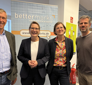 Von links nach rechts Arnd Kwiatkowski, Geschäftsführer bettermarks, Bildungsministerium Dr. Stefanie Hubig, Marianne Voigt, Geschäftsführer bettermarks, Christophe Speroni, Produktentwickler bettermarks.
