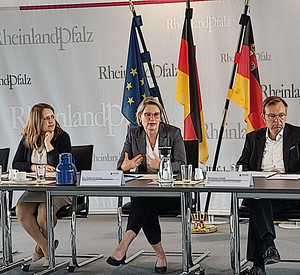 Bildungsministerin Dr. Stefanie Hubig (Mitte) erläutert die neue Schulbaurichtlinie. Rechts Andreas Göbel, Geschäftsführender Direktor beim Landkreistag, links Pressesprecherin Madeleine Reccius. 