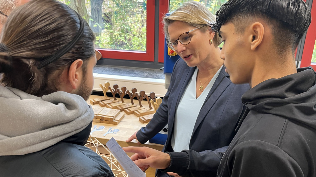 Bildungsministerin Dr. Stefanie Hubig im Gespräch mit Schülern der Erich-Kästner-Realschule plus in Wörrstadt.