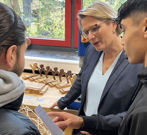 Bildungsministerin Dr. Stefanie Hubig im Gespräch mit Schülern der Erich-Kästner-Realschule plus in Wörrstadt.