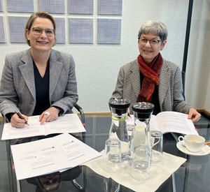 Bildungsministerin Dr. Stefanie Hubig (links) und Heidrun Schulz, Vorsitzende der Geschäftsführung der Regionaldirektion Rheinland-Pfalz-Saarland der Bundesagentur für Arbeit, bei der Vertragsunterzeichnung.