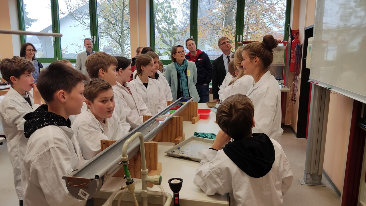 Bildungsministerin Dr. Stefanie Hubig bei einem Besuch in der Realschule plus Nachtsheim.