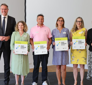Auf dem Foto sieht man Ministerpräsident Alexander Schweitzer gemeinsam mit Bildungsministerin Dr. Stefanie Hubig. 