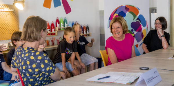 Ministerpräsidentin Dreyer und Ministerin Hubig scherzen mit Kindern der Grundschule.