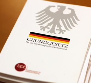 Auf dem Symbolbild sehen sie das Grundgesetz.