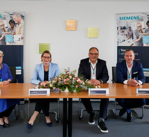  (v.l.): Petra Jendrich, Abteilungsleiterin Berufsbildende Schulen Bildungsministerium Rheinland-Pfalz, Staatsministerin Dr. Stefanie Hubig, Olaf Katzorke, Sprecher der Siemens-Niederlassung Mittelrhein, und Markus Englhardt, Leiter des  Programms „Siemens Automation Cooperates with Education“ (SCE)