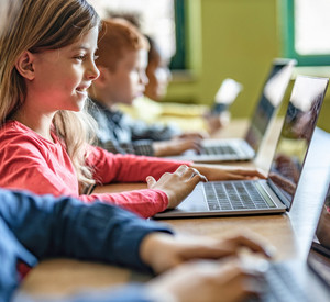 Kinder lernen am Laptop