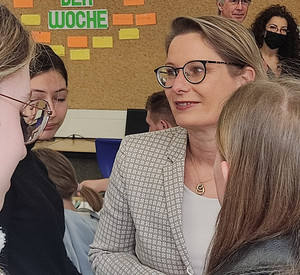 Bildungsministerin Dr. Stefanie Hubig im Gespräch mit ukrainischen Schülerinnen und Schülern bei einem Besuch am Schlossgymnasium in Mainz im April 2022.