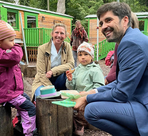 Bildungsminister Sven Teuber besucht die Kita in Waldsee. 