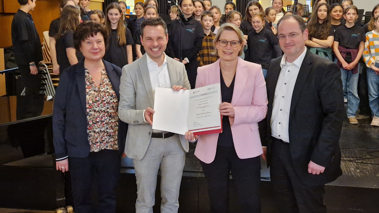 Bildungsministerin Dr. Stefanie Hubig übergibt den Förderbescheid an den Koblenzer Oberbürgermeister David Langner. Links die Schulleiterin des Görres-Gymnasiums, Dr. Ute Mittelberg, rechts der Kulturdezernent der Stadt Koblenz, Ingo Schneider.