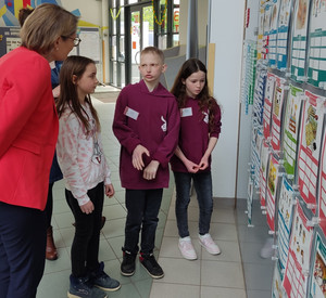 Bildungsministerin Dr. Stefanie Hubig beim Besuch der Grundschule Hasenfänger in Andernach im April 2023.