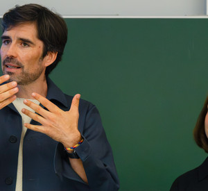 Bildungsminister Teuber (links) und die Mainzer Schuldezernentin Jana Schmöller (rechts) bei der Pressekonferenz in der Mainzer Ludwig-Schwamb-Grundschule.