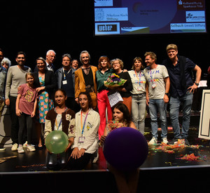 Auf dem Bild sehen sie alle Beteiligten am Schultheater der Länder auf der Bühne.