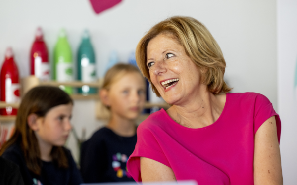 Ministerpräsidentin Dreyer lacht mit Grundschulkindern.